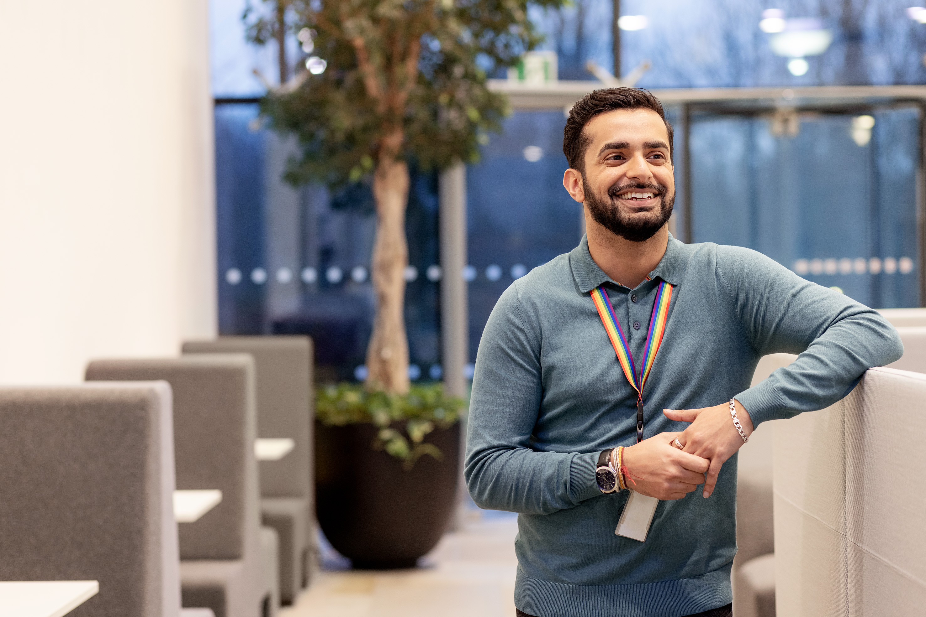 Employé souriant dans un bureau