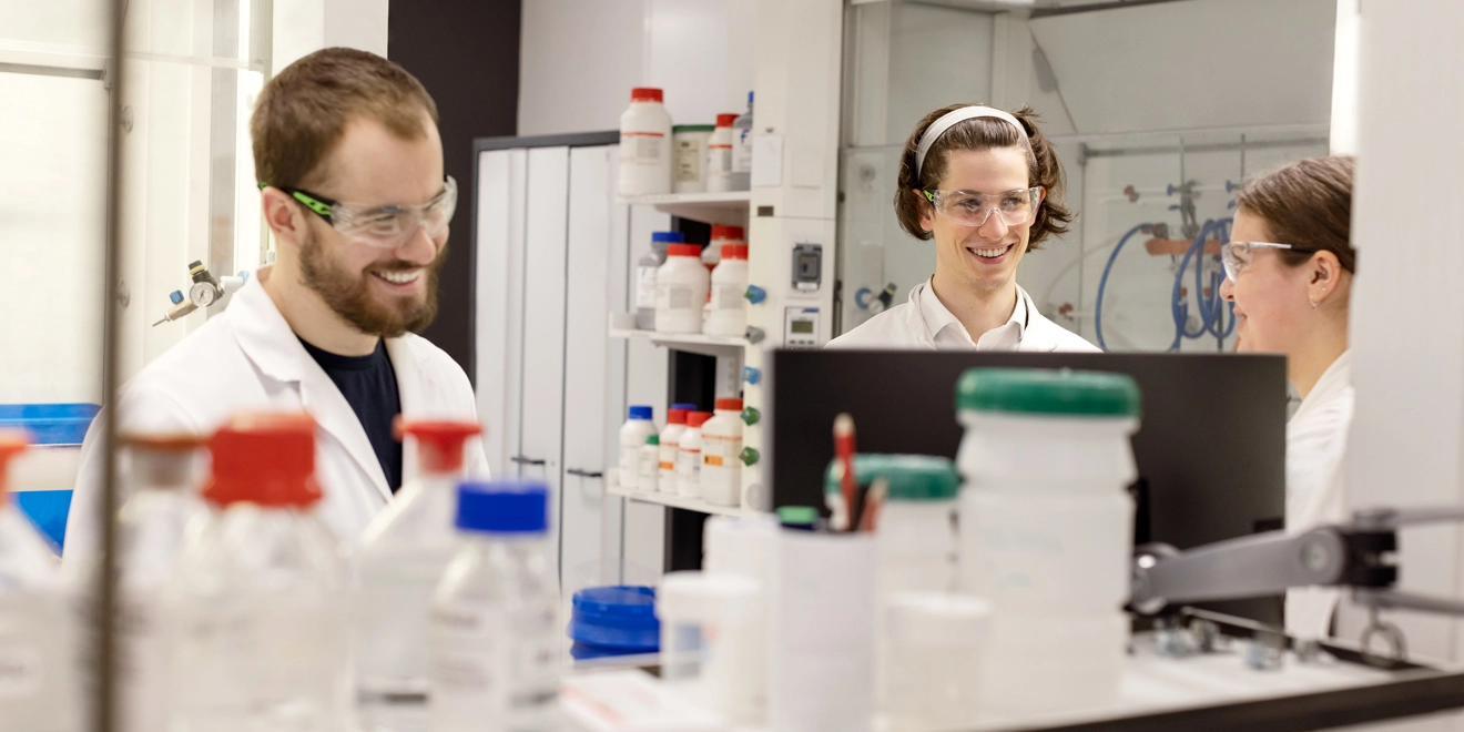 Jeunes professionnels scientifiques travaillant dans laboratoire