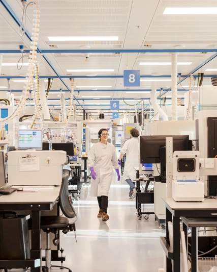 Scientifiques marchant dans laboratoire