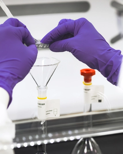 Employé qui travaille avec une éprouvette dans un laboratoire