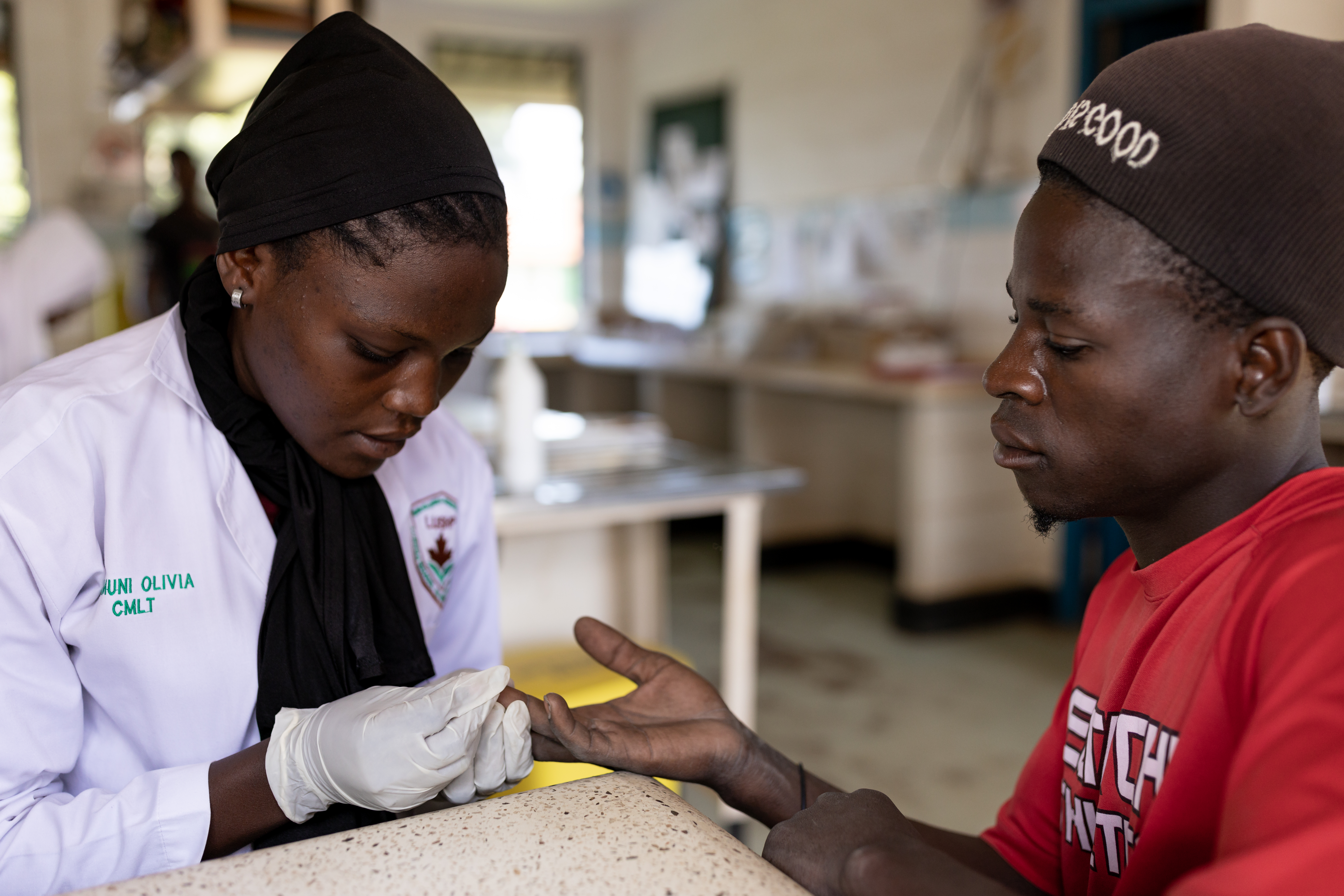Professionnels de la santé examinant un patient en Afrique