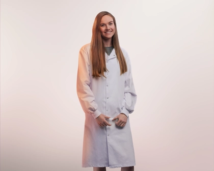 Portrait en studio avec fond clair d'une employée en blouse blanche
