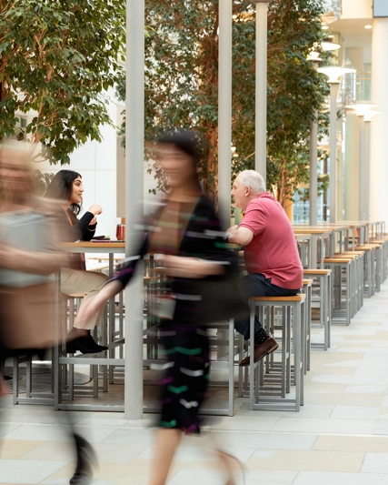 Employés en mouvement marchant dans un bâtiment GSK