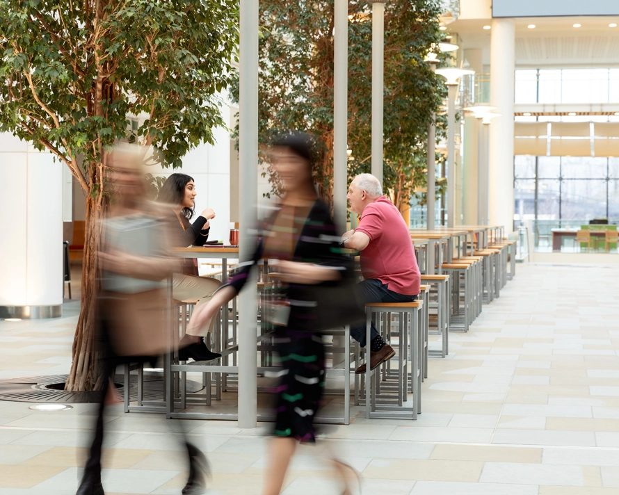 Employés en mouvement marchant dans un bâtiment GSK