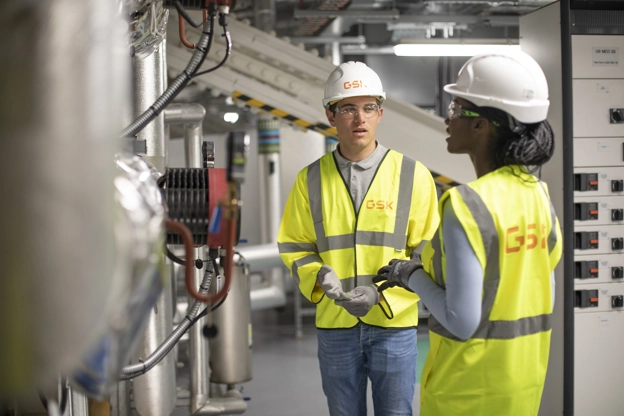 Deux ouvriers discutant dans un bâtiment de production