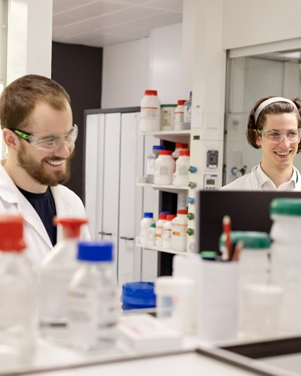 Jeunes professionnels scientifiques travaillant dans laboratoire