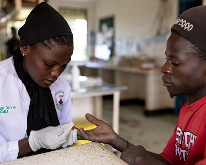 Professionnels de la santé examinant un patient en Afrique