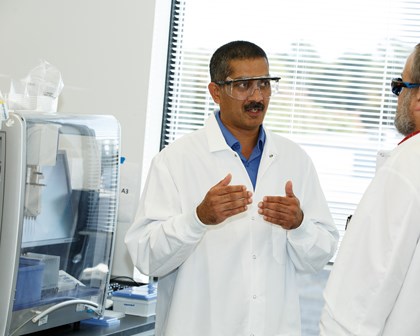 Deux hommes scientifiques discutant dans un laboratoire