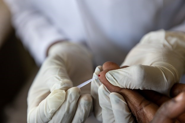Tests cliniques sur une goutte de sang au bout du doigt
