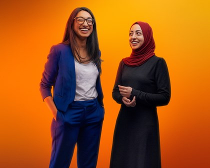 Deux employés souriantes prenant la pose pour une photo