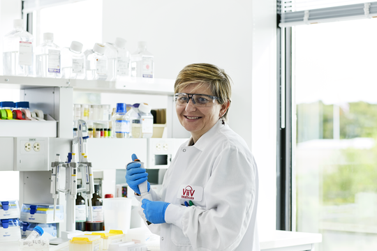 Scientifique de ViiV Healthcare dans un laboratoire