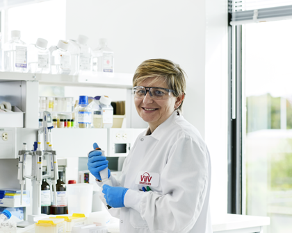 Scientifique de ViiV Healthcare dans un laboratoire