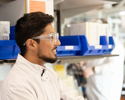 Scientifique avec des lunettes dans un laboratoire