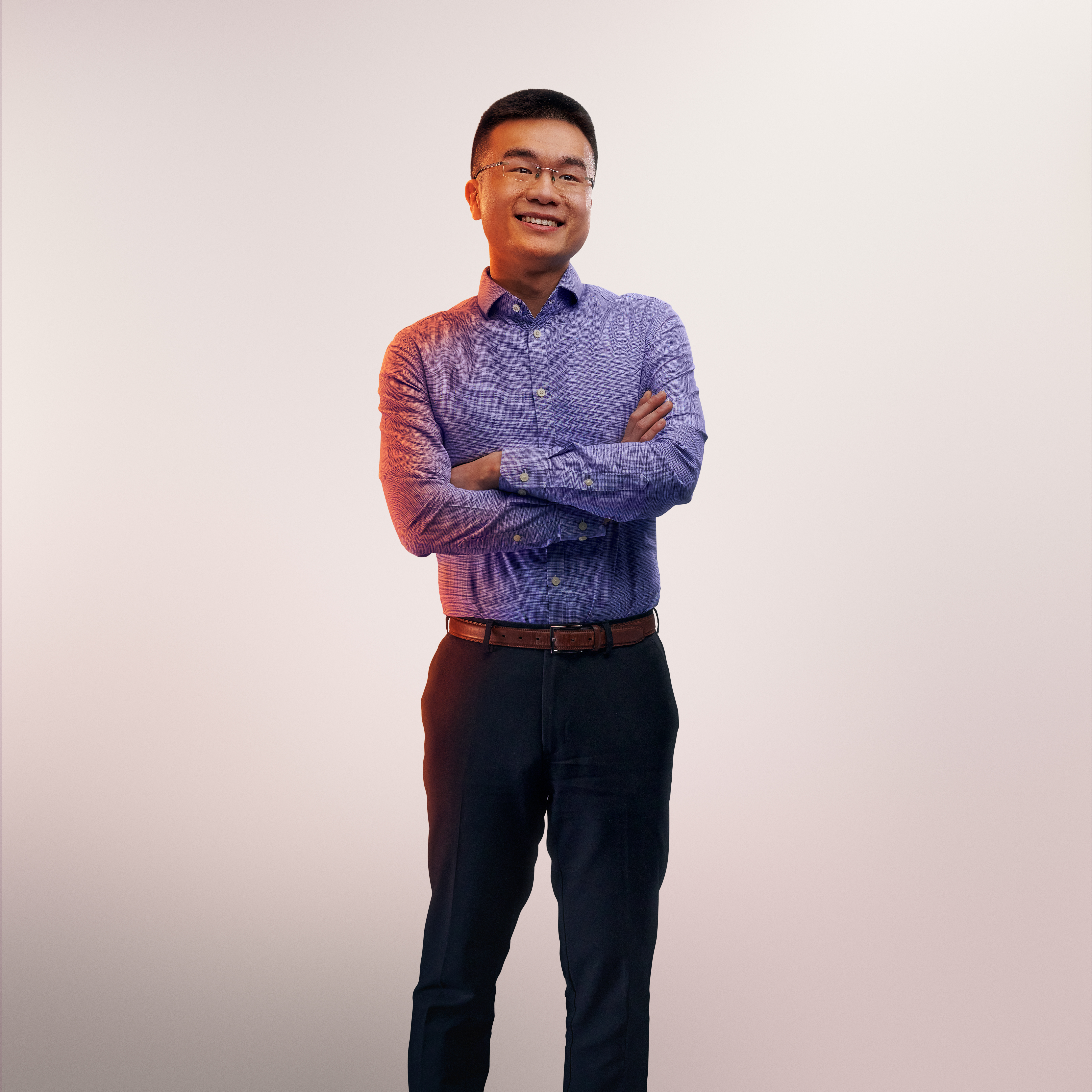 Portrait en studio avec un fond clair d'un employé