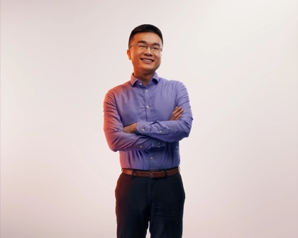 Portrait en studio avec un fond clair d'un employé