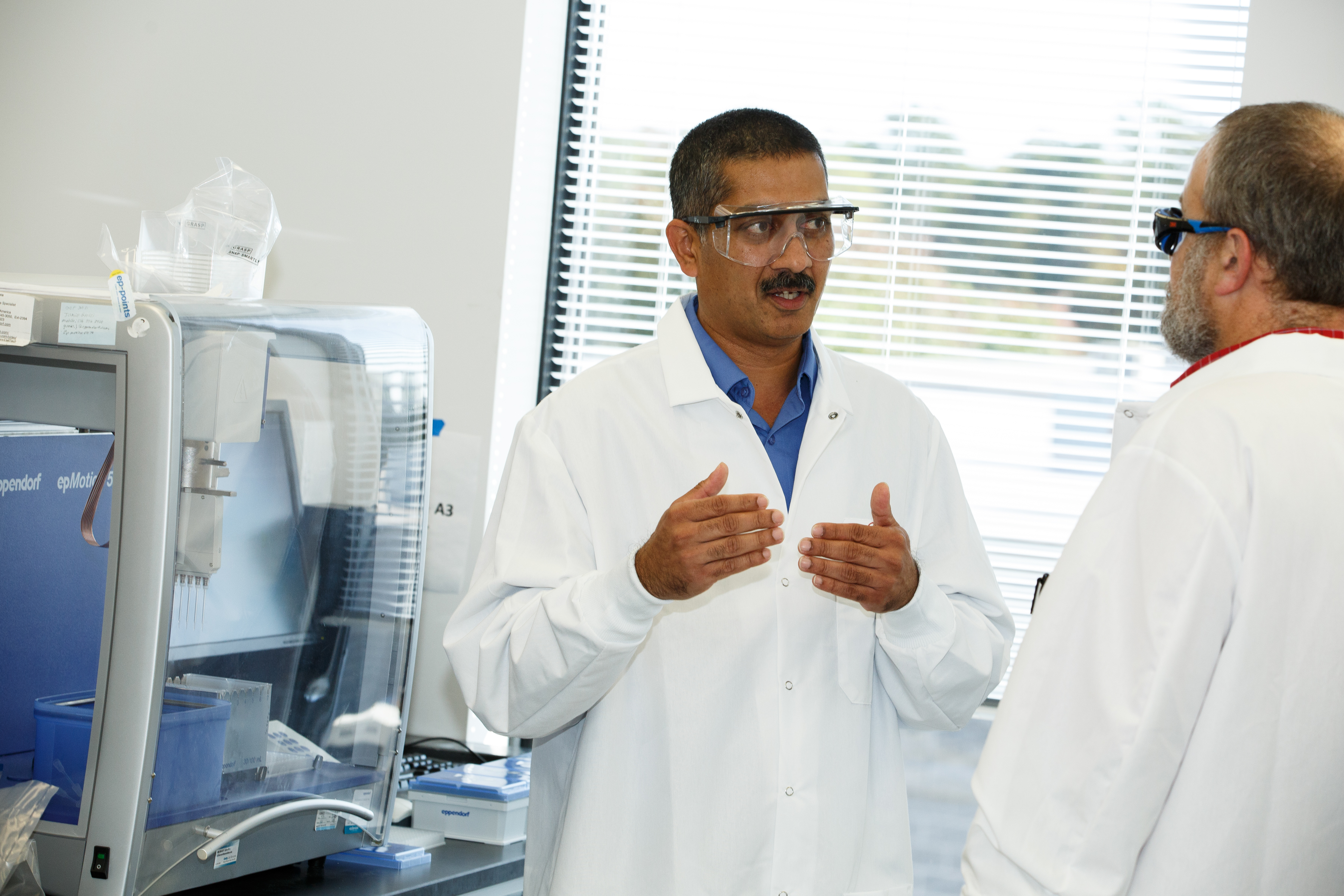 Deux hommes scientifiques discutant dans un laboratoire