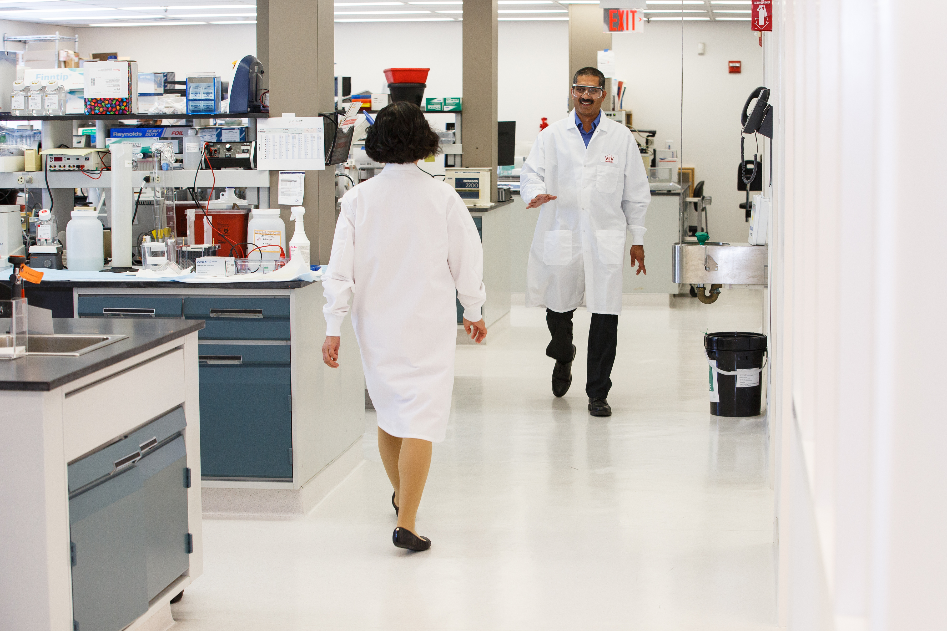 Scientifiques se croisant dans un laboratoire