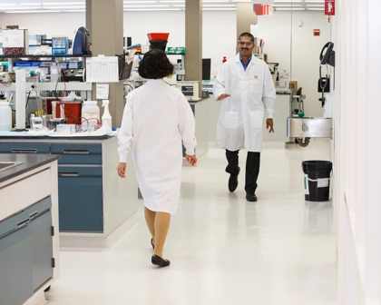 Scientifiques se croisant dans un laboratoire