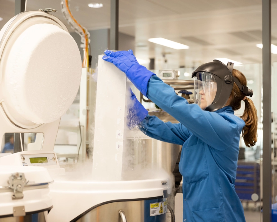 Femme scientifique dans un laboratoire travaillant sur une machine