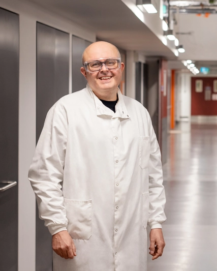 Deux employés dans le hall département qualité