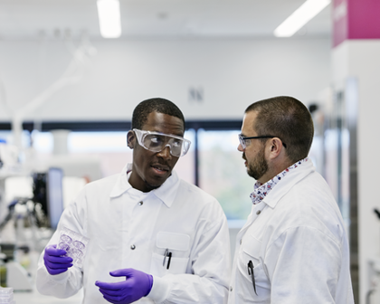 Deux scientifiques discutant dans un laboratoire