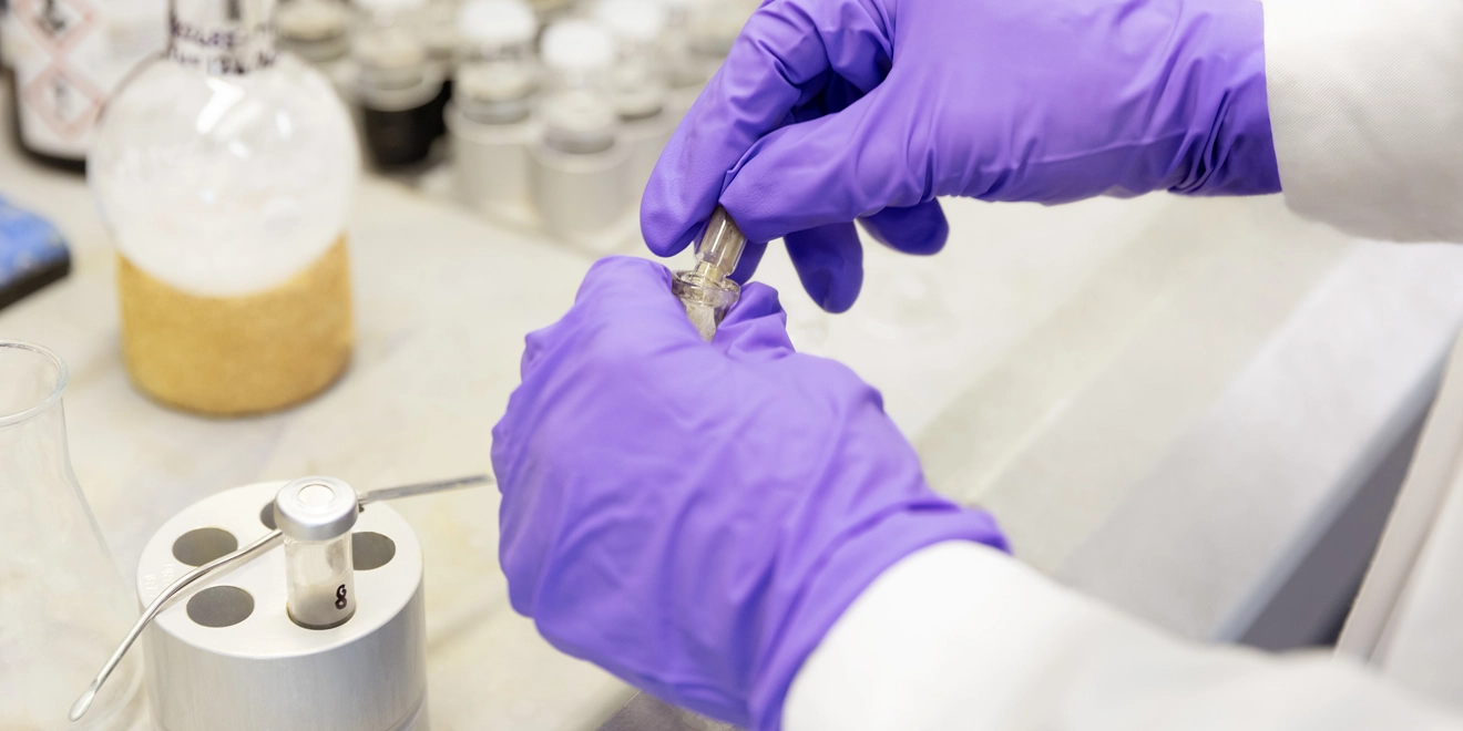 Employé qui travaille avec des tubes test dans un laboratoire