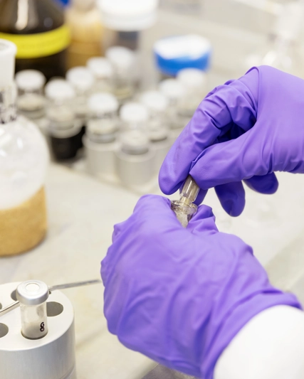 Employé qui travaille avec des tubes test dans un laboratoire