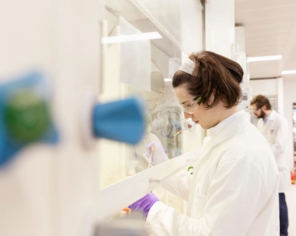 Une scientifique travaillant dans un laboratoire