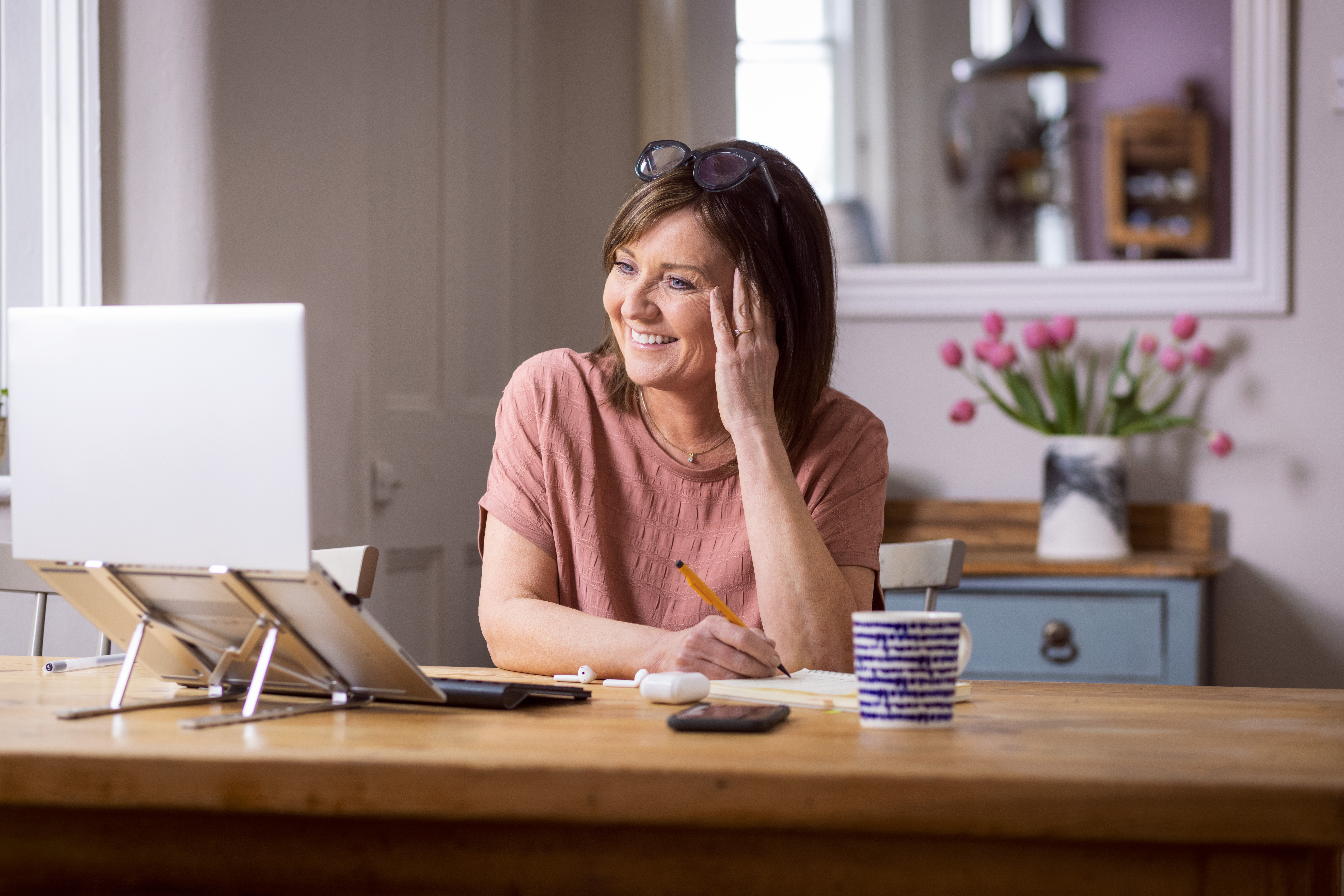 Patiente GSK assise devant son ordinateur chez elle