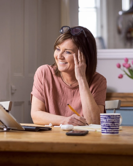 Patiente GSK assise devant son ordinateur chez elle