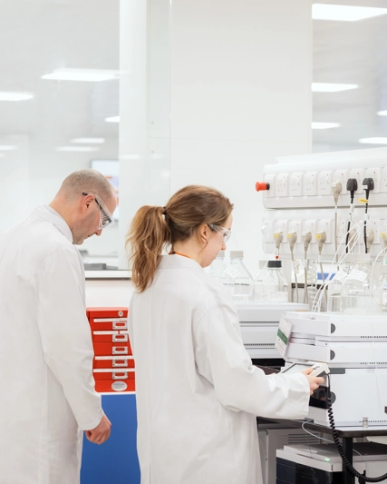 Deux scientifiques qui travaillent dans un laboratoire