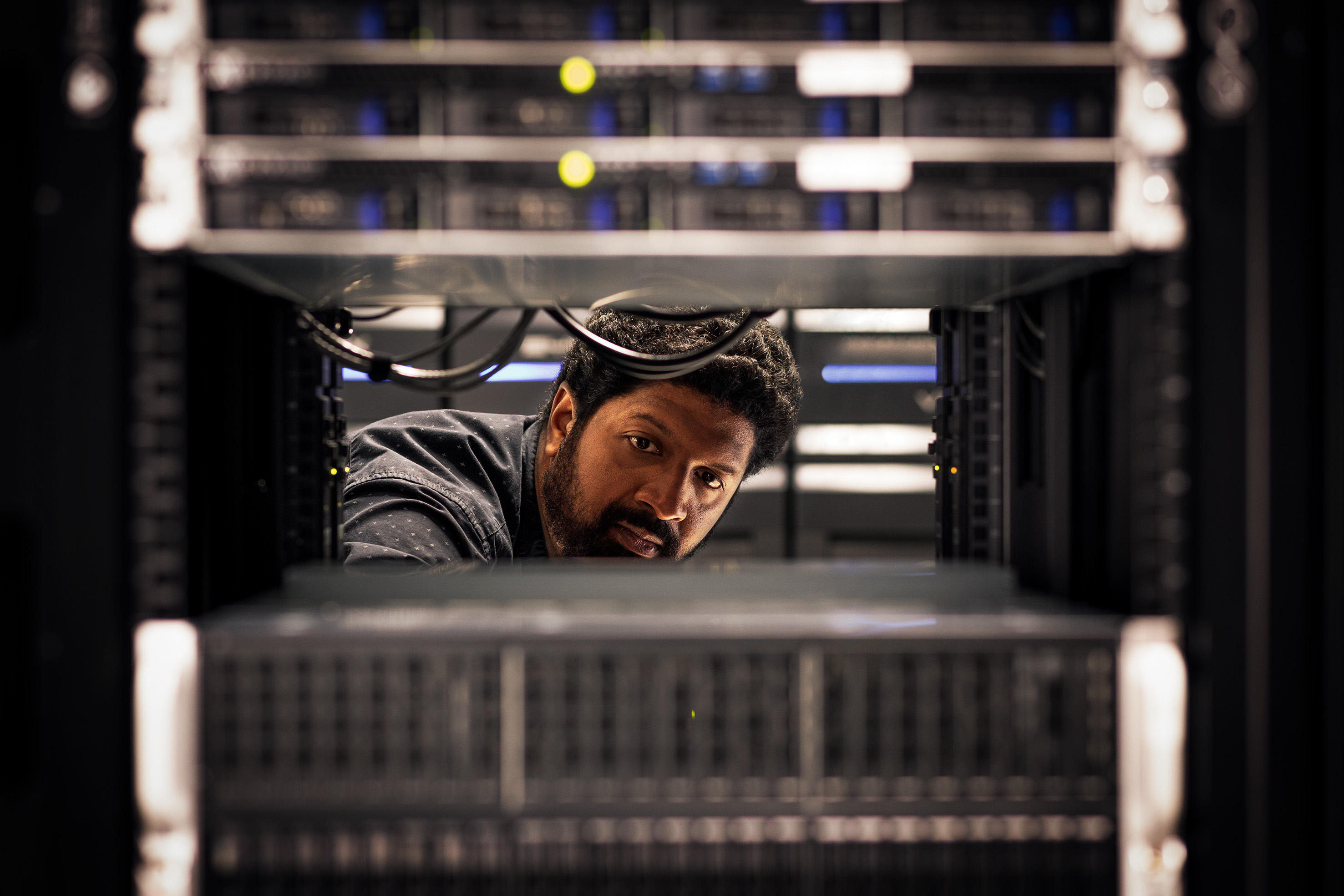 Employé travaillant dans centre data