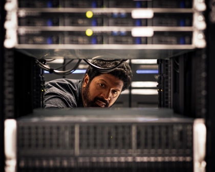 Employé travaillant dans centre data