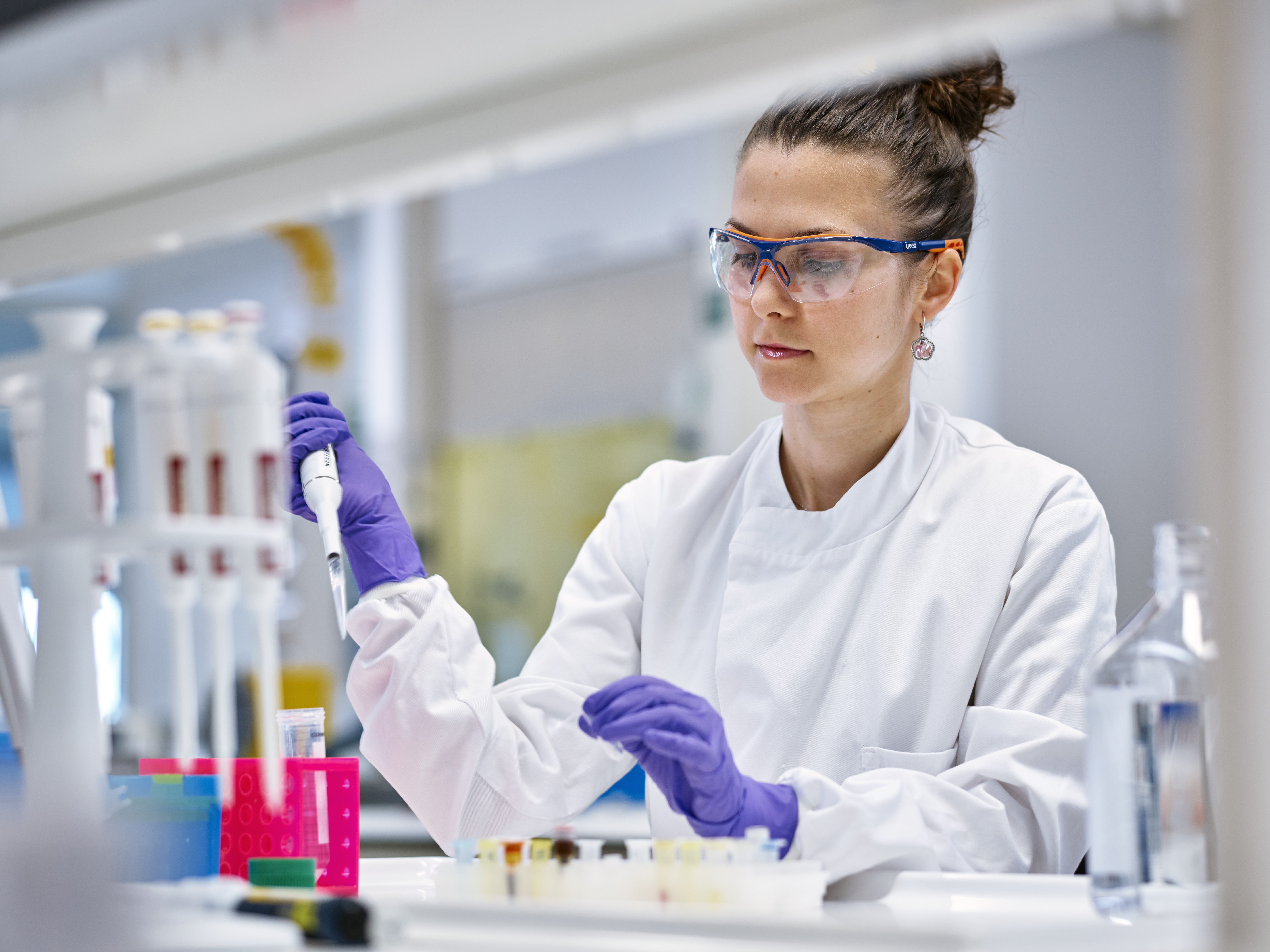Femme scientifique avec pipette