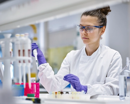Femme scientifique avec pipette