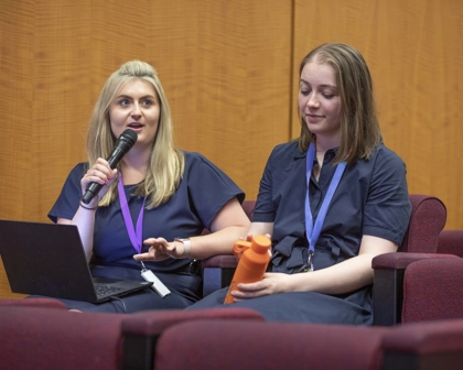 Deux employés en pleine prise de parole durant une conférence