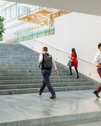 Employés GSK qui marchent dans un escalier