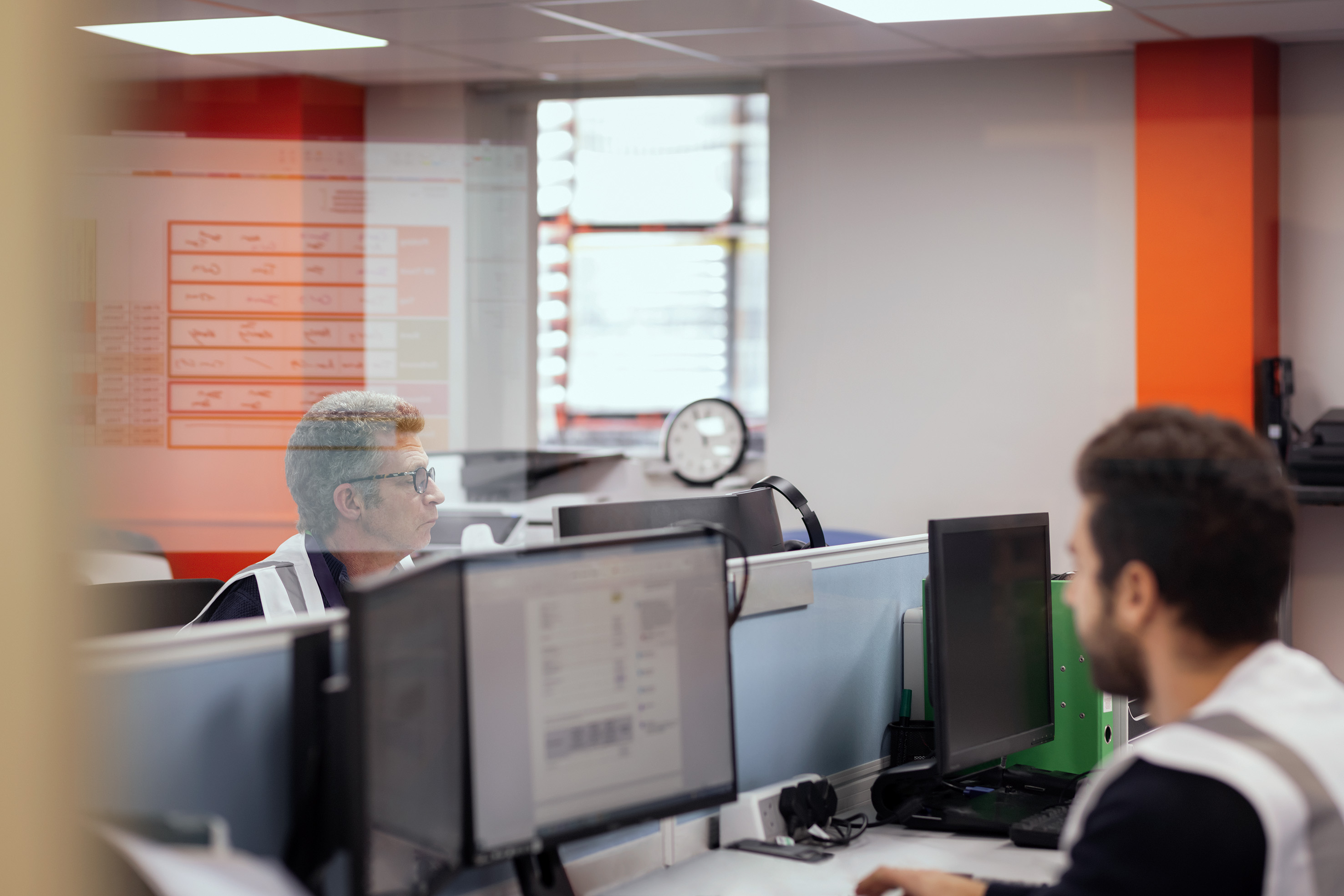 Deux employés travaillant sur leur ordinateur