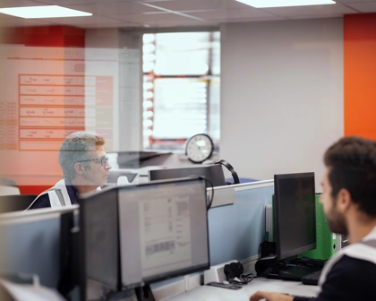 Deux employés travaillant sur leur ordinateur