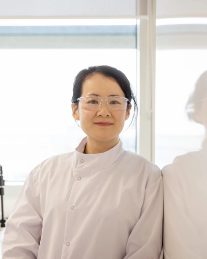 Femme scientifique dans un laboratoire avec lunettes et microscope