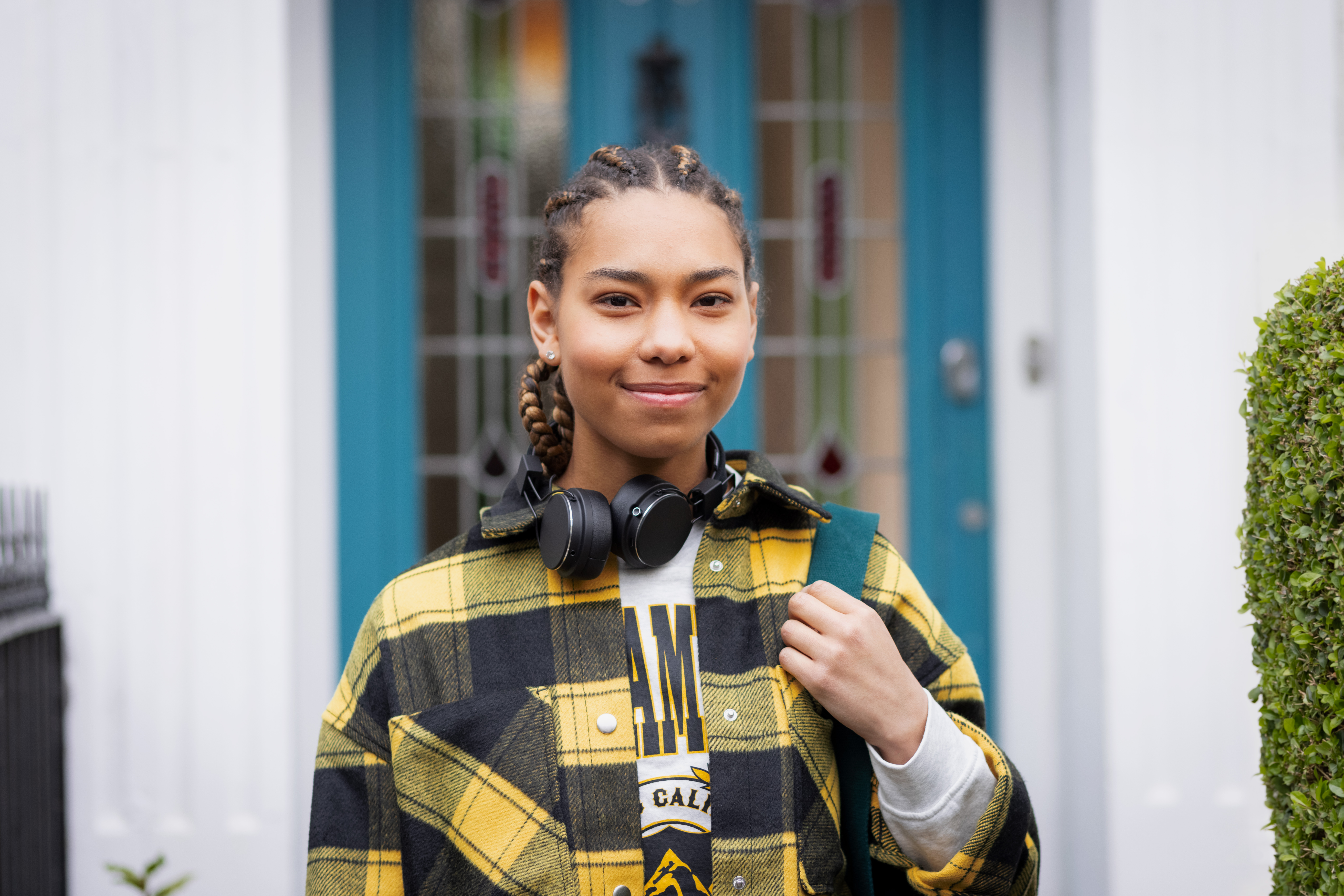 Jeune patiente GSK devant sa maison