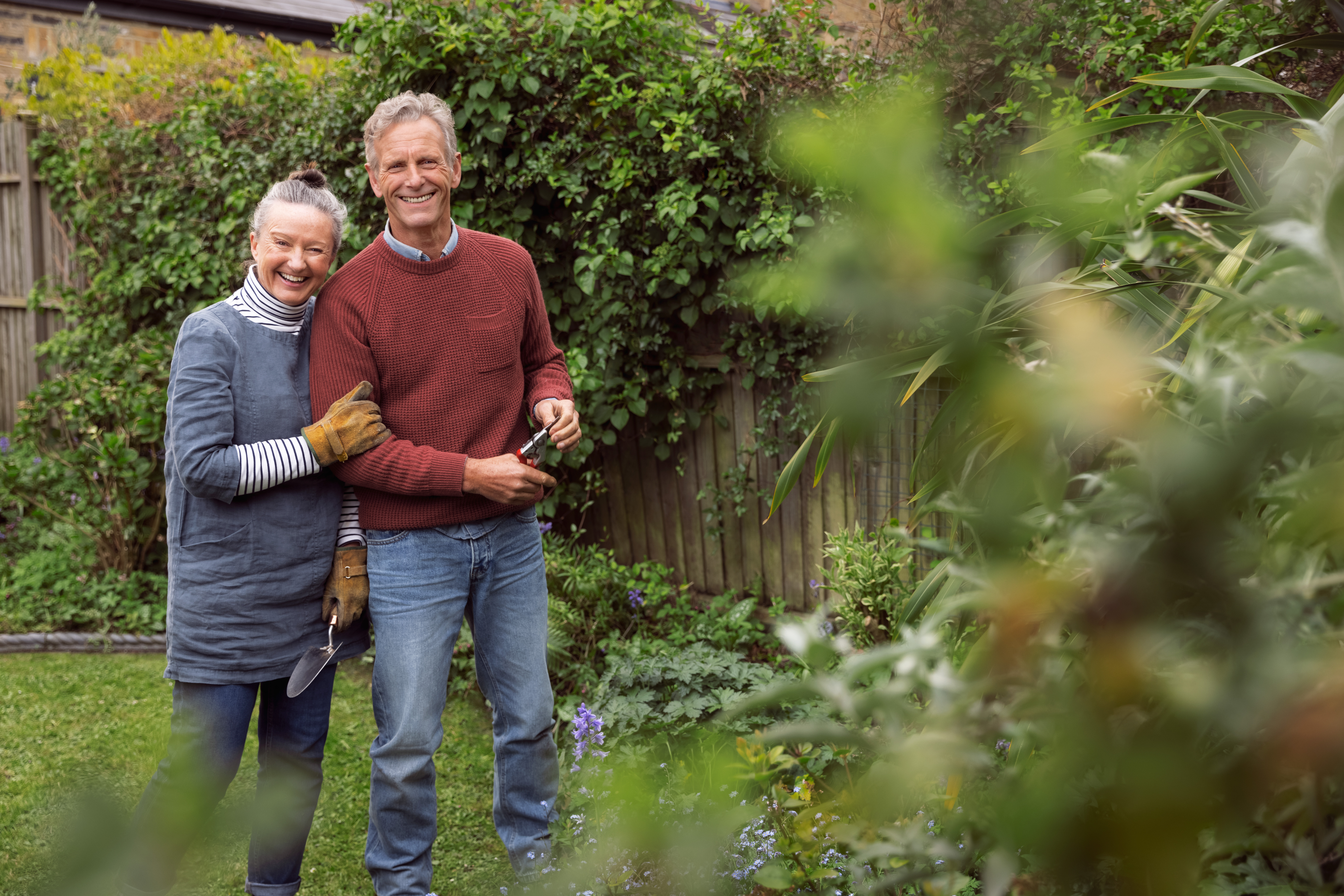 Couple de patients GSK dans leur jardin