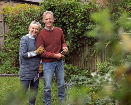 Couple de patients GSK dans leur jardin