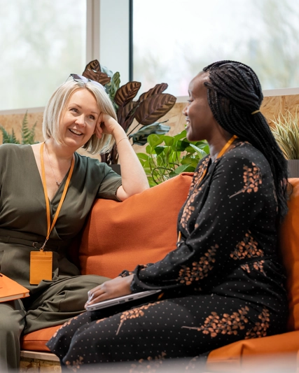 Deux employées assises dans un fauteuil et discutant