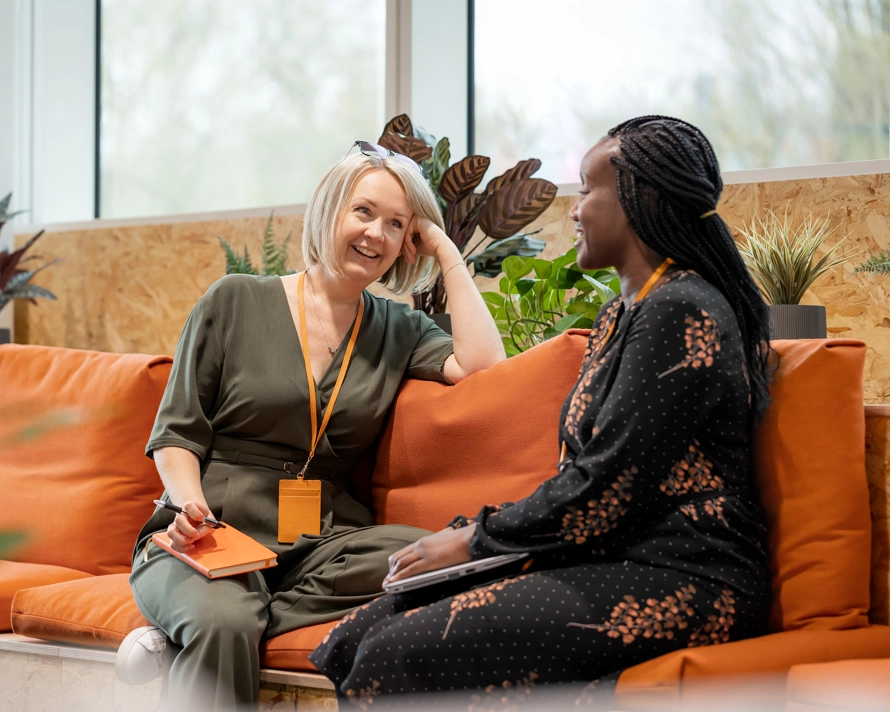 Deux employées assises dans un fauteuil et discutant