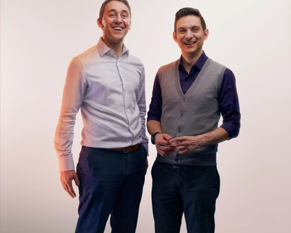 Portrait en studio avec fond clair de deux employés souriants