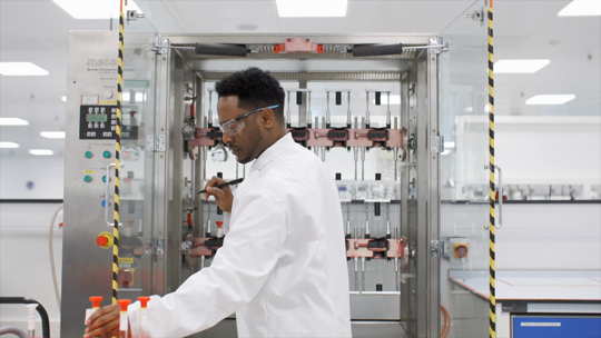 Scientifique travaillant en production avec des tubes