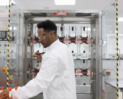 Scientifique travaillant en production avec des tubes