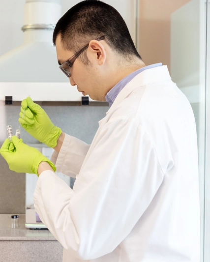 Scientifique dans un laboratoire avec une pipette et des tubes