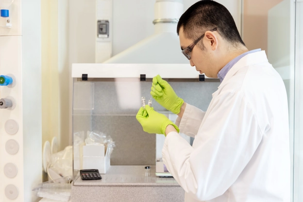 Scientifique dans un laboratoire avec une pipette et des tubes